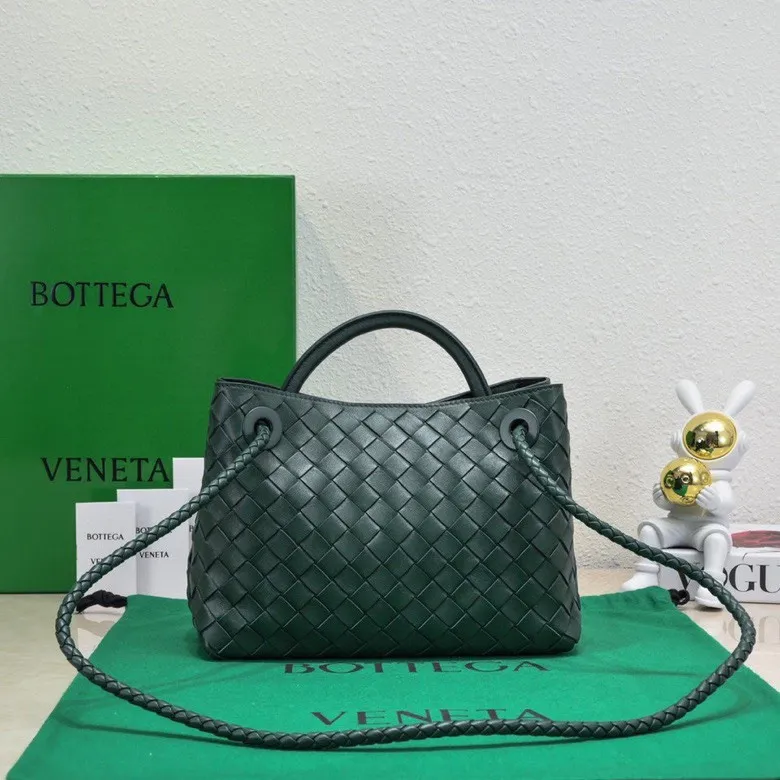 Batch 1860 B's 2024 spring and summer new style continues the brand's woven style with detailed metal knot switch buckles. This time, the shoulder straps are also made into tube weaves, showing different craftsmanship. The carrying method is versatile to create more different styles. Intrecciato woven leather small handbag, equipped with sliding crossbody strap. Internal compartments, including 1 zipper pocket and 2 open pockets with magnetic buckle closure. Size: 19*25*10.5cm, model: 7463#